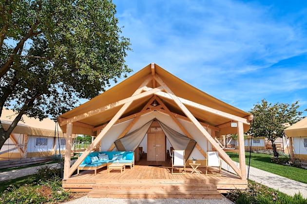 Glampingtent met eigen terras op Camping Park Umag