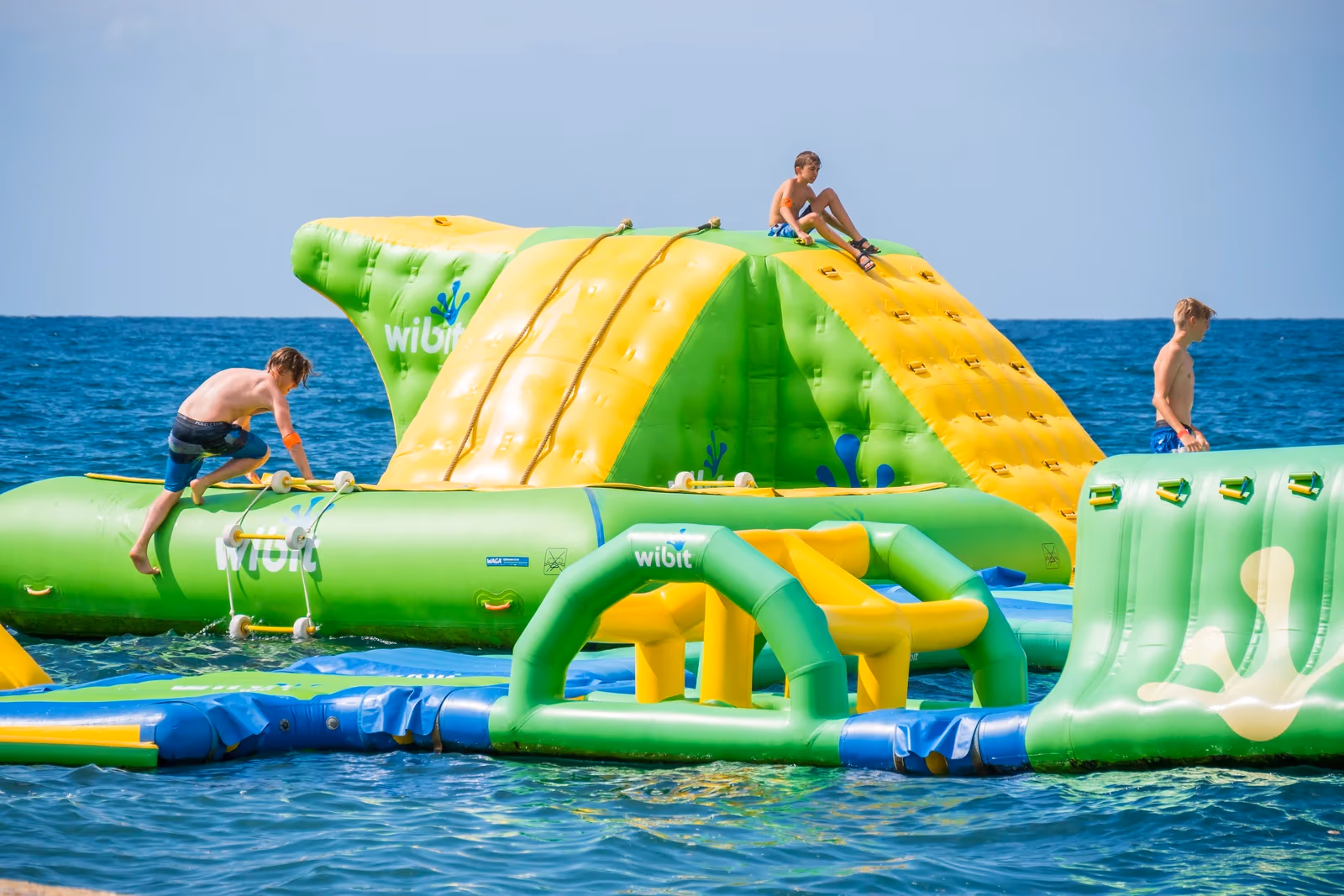 Opblaasbaar waterspeelgoed in zee bij Camping Park Umag