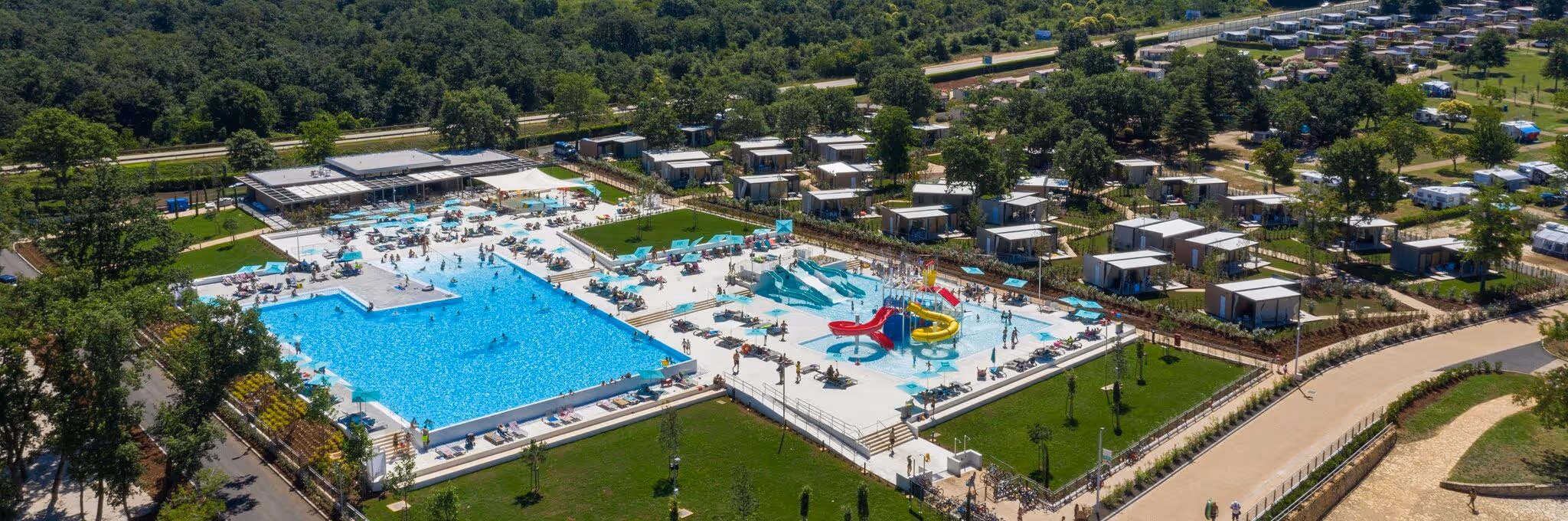 Luchtfoto van het zwembadcomplex van Camping Park Umag met glijbanen en mobile homes