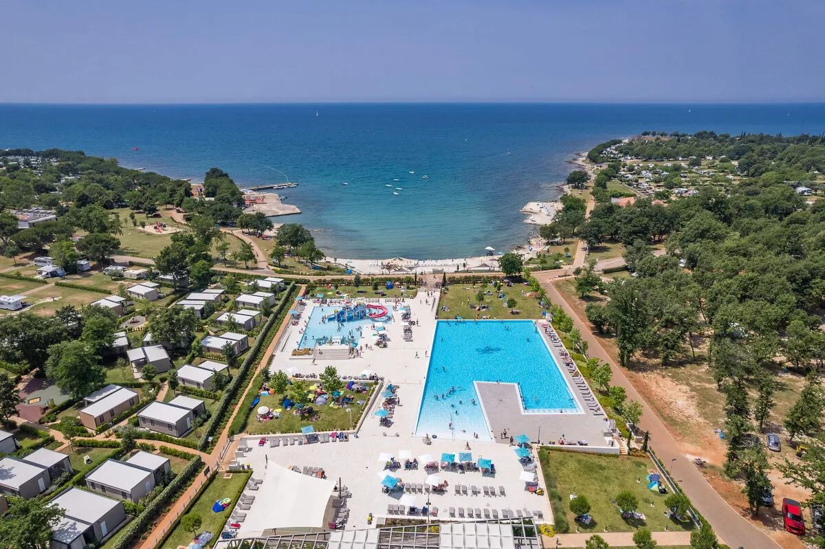 Safaritent bij de zwembaden van Camping Park Umag