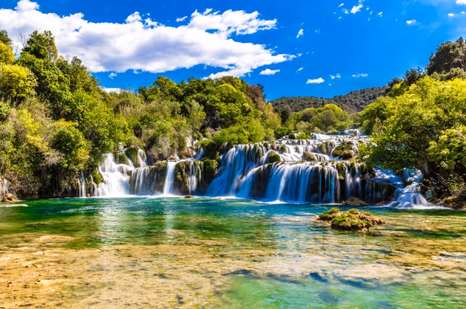 Het cascadelandschap van Skradinski Buk in Nationaal Park Krka, omringd door dicht groen